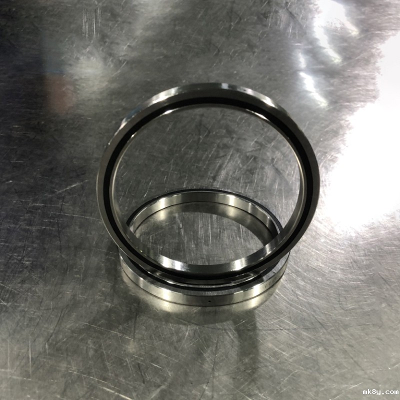 交叉滚子轴承的预紧方法 